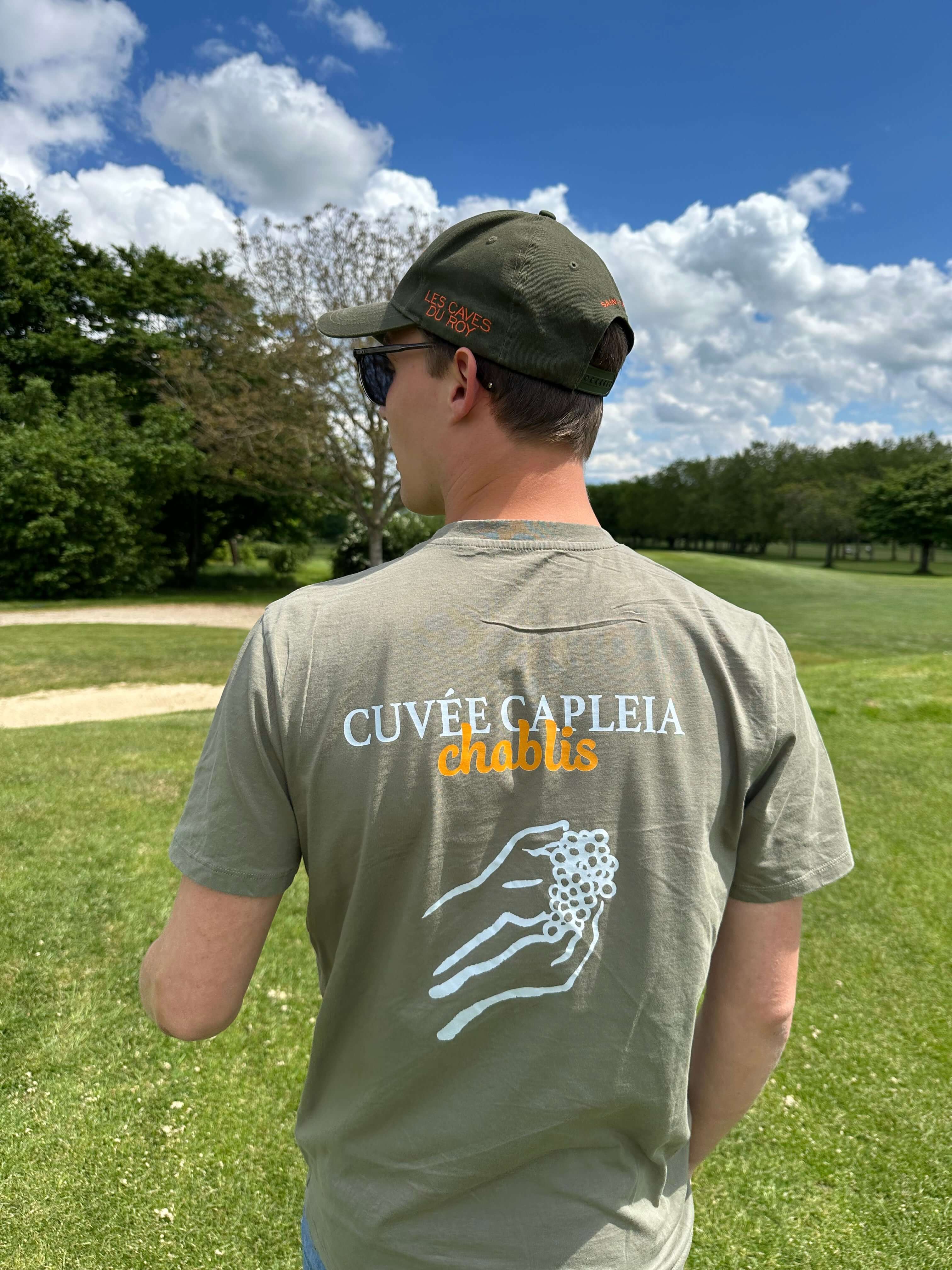 Image of T-shirt Cuvée Capleia en coton biologique, coupe décontractée, avec motif symbolisant vin et nature.